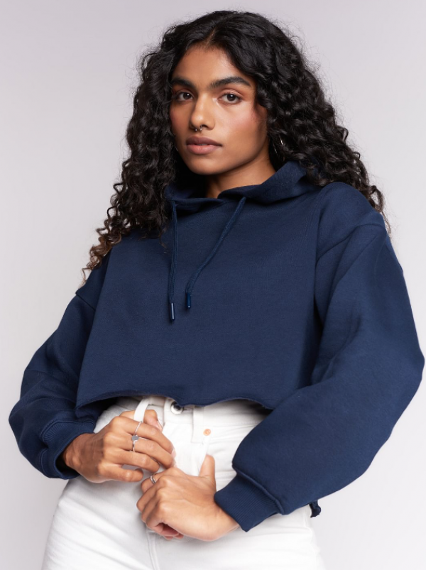 Hoodie oversize dengan potongan cropped